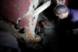 5일 레바논 군인들의 전날 발생한 베이루트 폭발 현장에서 생존자를 수색하고 있다.