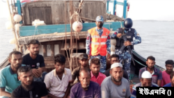 কোস্টগার্ড সুন্দরবনের দুবলারচরের আলোরকোল থেকে একটি ট্রলারের ১৩ জেলেকে উদ্ধার করেছে