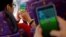 Para penumpang main "Pokemon Go" dalam bus di Hong Kong, China (12/8). 