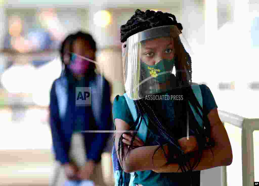 미국 미시시피주 서밋 초등학교 학생이 안면 보호대를 쓰고 있다. 지역 학교는 새학기부터 대면 수업 시 학생들의 마스크 착용을 의무화 하고 있다. 