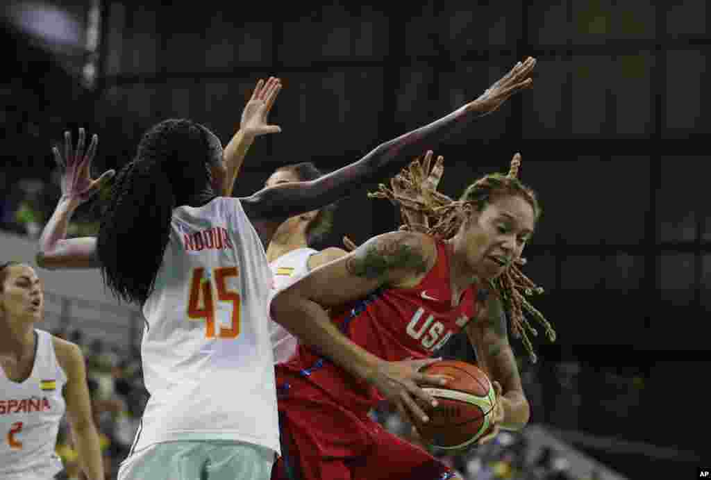 Pertandingan bola basket putri tim AS dan Spanyol pada Olimpiade 2016 di Rio de Janeiro, Brazil (8/8).&nbsp;(AP/Carlos Osorio)