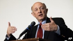 James Woolsey ha criticado la política exterior de Barack Obama y la gestión de Hillary Clinton como secretaria de Estado.