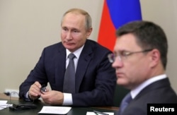 Presiden Rusia Vladimir Putin dan Alexander Novak di Sochi, 2 Desember 2019. (Foto: Reuters)