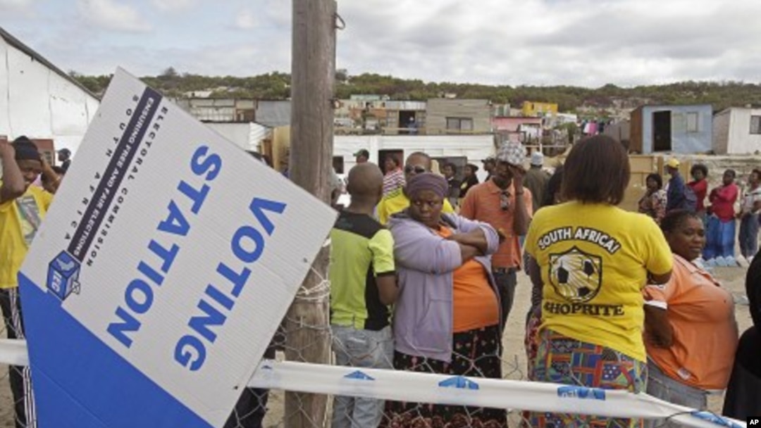 People queue to cast their ballots in local municipality elections, in a township on the outskirts of Cape Town, South Africa, May 18, 2011