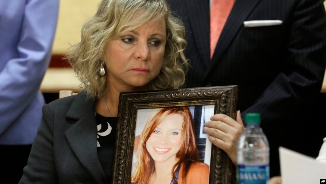 Debbie Ziegler se aferra a una foto de su hija Brittany Maynard, la mujer californiana por la que se aprobó la ley de muerte asistida en California.