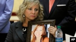 Debbie Ziegler se aferra a una foto de su hija Brittany Maynard, la mujer californiana por la que se aprobó la ley de muerte asistida en California.