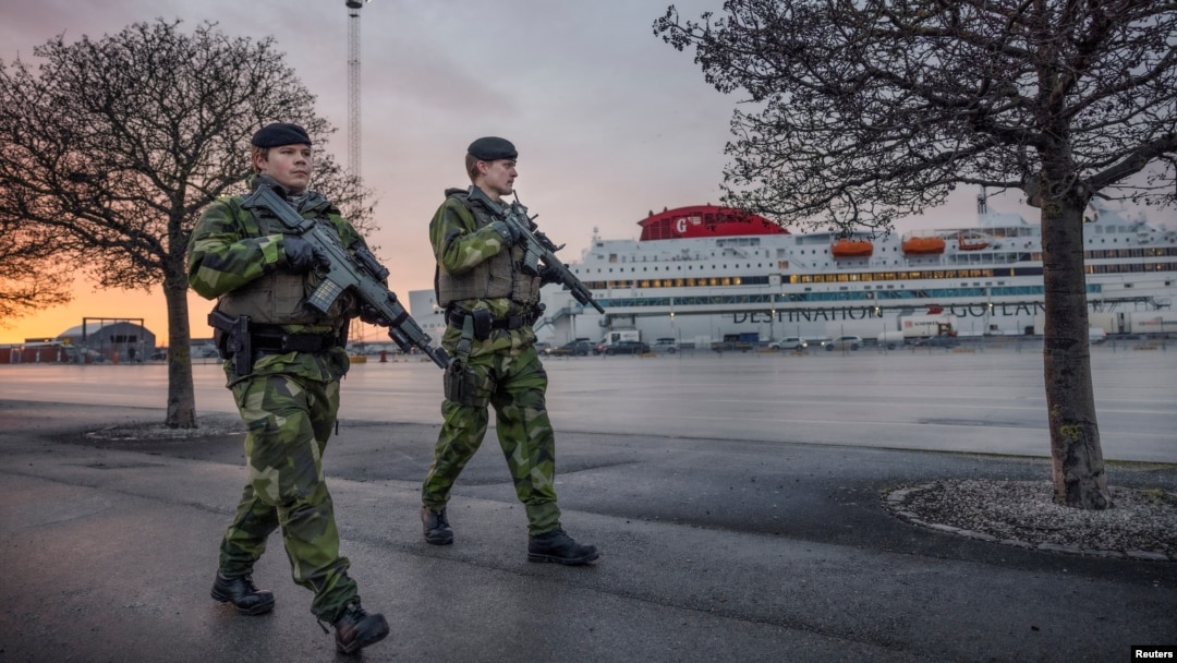 Vojnici patroliraju lukom Visby, usred pojačanih tenzija između NATO-a i Rusije oko Ukrajine, na švedskom ostrvu Gotland, Švedska, 13. januara 2022.