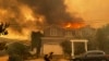 Una residencia arde mientras un bombero lucha contra el incendio Palisades en el vecindario Pacific Palisades de Los Ángeles el martes 7 de enero de 2025. AP