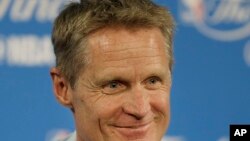 L'entraineur de Golden State Steve Kerr lors d'une conférence de presse, Etats-Unis, le 2 juin 2016.