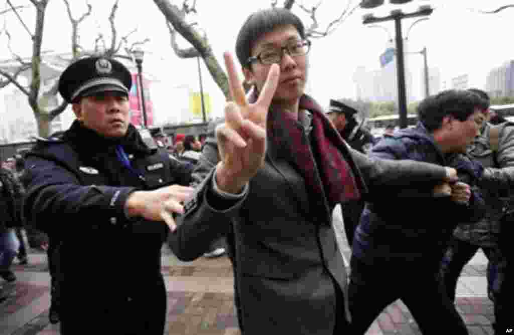 上海反独裁的示威游行，有学子被请走 (1)