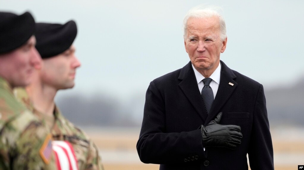 美国总统拜登在特拉华州军事基地迎接美军罹难者的灵柩返回美国。（2024年2月2日）(photo:VOA)