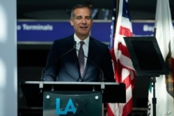 El alcalde de Los Ángeles, Eric Garcetti, habla con periodistas el 24 de mayo de 2021.