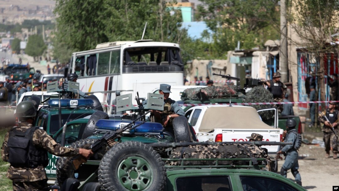 Pasukan keamanan Afghanistan memeriksa lokasi serangan bunuh diri yang menewaskan 2 orang di Kabul, Afghanistan, Senin (4/5).