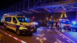 Francuska policija osigurava pristup mostu Bir-Hakeim u Parizu, 2. decembar 2023.