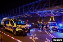 Polisi mengamankan akses ke jembatan Bir-Hakeim usai serangan terhadap turis asing di Paris, Prancis, Sabtu, 2 Desember 2023. (Foto: Stephanie Lecocq/Reuters)