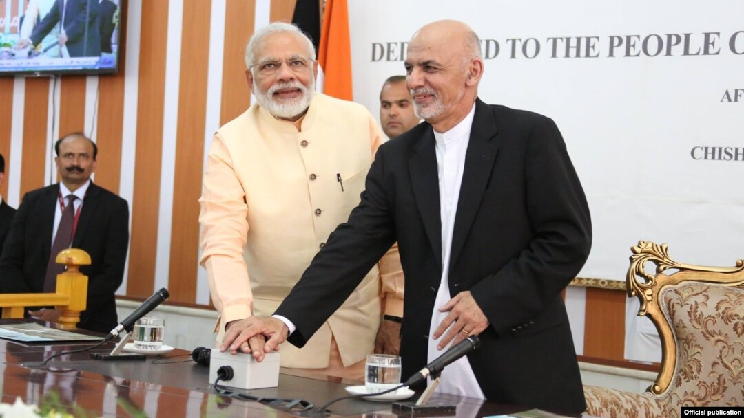 Presiden Afghanistan Ashraf Ghani (kanan) dan PM India Narendra Modi dalam pertemuan bulan Juni lalu (foto: dok). Kedua pemimpin sepakat untuk bekerjasama memerang terorisme. 
