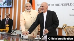 Presiden Afghanistan Ashraf Ghani (kanan) dan PM India Narendra Modi dalam pertemuan bulan Juni lalu (foto: dok). Kedua pemimpin sepakat untuk bekerjasama memerang terorisme. 