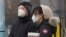 Residentes de China portan una mascarilla en Beijing, China, el 13 de febrero de 2020. Foto AP.