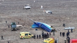 Foto dari drone tampak pesawat milik Azerbaijan Airlines di lokasi kecelakaan di Kota Aktu, Kazakshtan, Rabu, 25 Desember 2024. (Foto: Azamat Sarsenbayev/Reuters)