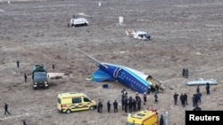 Foto dari drone tampak pesawat milik Azerbaijan Airlines di lokasi kecelakaan di Kota Aktu, Kazakshtan, Rabu, 25 Desember 2024. (Foto: Azamat Sarsenbayev/Reuters)