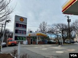 资料照片：华盛顿近郊马里兰州一处加油站的汽油价格标牌(2026年3月14日)