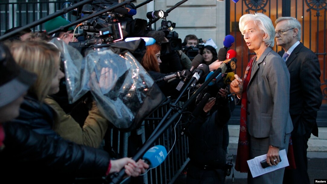 Ketua IMF, Christine Lagarde (kedua dari kanan) berbicara kepada media setelah keputusan pengadilan di Paris menjadikannya sebagai saksi kunci kasus korupsi (24/5).
