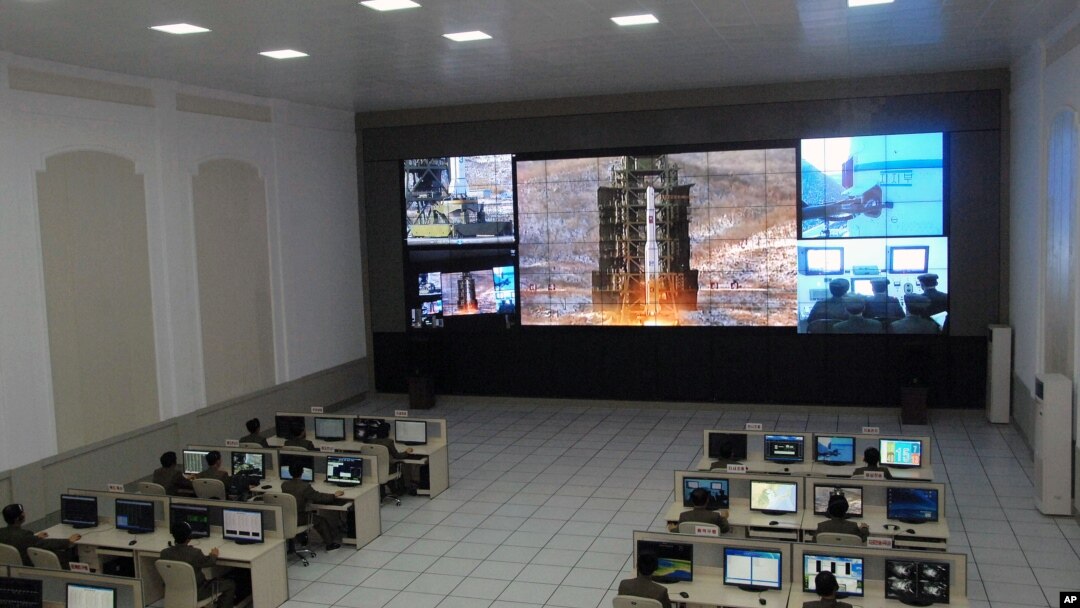 Ilmuwan dan teknisi pada Pusat Kontrol dan Komando Satelit di luar kota Pyongyang menyaksikan peluncuran roket. (Foto: AP)