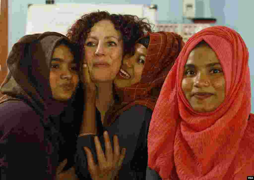 Teacher/trainees hug VOA Learning English trainer Anna Matteo at the end of training at the Kutupalong refugee camp Feb. 17, 2020. (Hai Do/VOA)