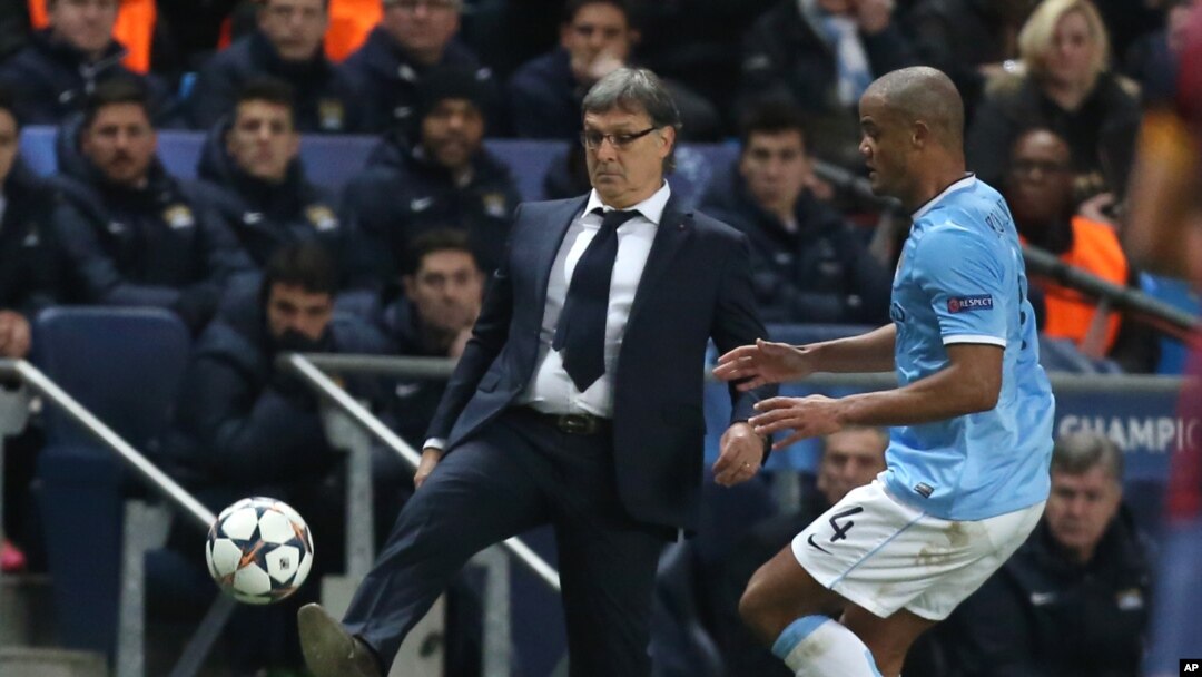 Pemain Manchester City, Vincent Kompany (kanan) dalam sebuah pertandingan di Stadion Etihad, Manchester.