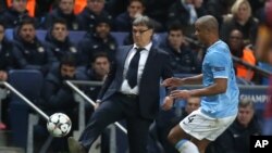 Pemain Manchester City, Vincent Kompany (kanan) dalam sebuah pertandingan di Stadion Etihad, Manchester.