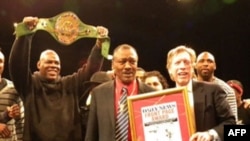 Võ sĩ quyền anh Joe Frazier (giữa) nhận giải thưởng Front Page Award của báo Daily News