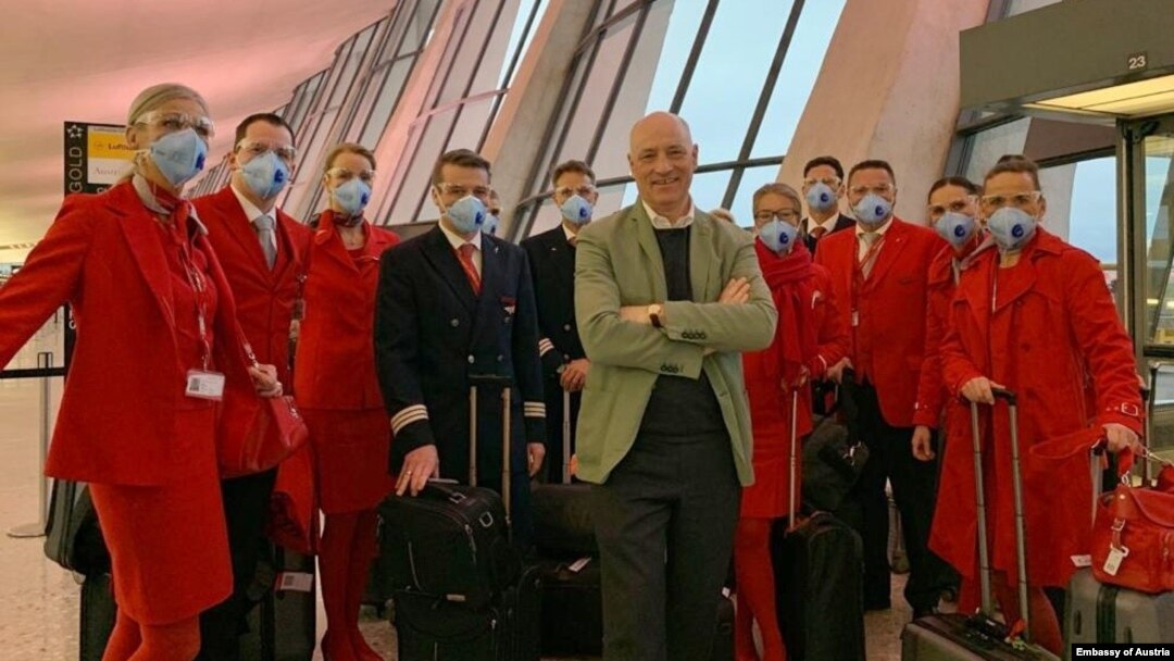 Ambassador Martin Weiss is seen with an Austrian Airlines crew, March 23, 2020, the day 300 Austrians flew home from the United States. (Photo courtesy of Austria Embassy)