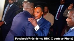 Président Félix Tshisekedi (G) ya RDC na mokokani wa ye Denis Sassou N'Guesso ya Congo-Brazzaville bapesani lipwepwe na libongo ya Brwazzaville, Congo, 9 septembre 2019. (Facebook/Présidence RDC)