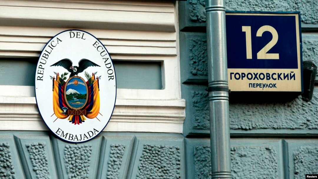 Gedung Kedutaan Ekuador di Moskow, Rusia (23/6). Edward Snowden, mantan pegawai kontrak CIA dikabarkan telah mengajukan permohonan suaka (asylum) di kedutaan Ekuador, setelah meninggalkan Hong Kong hari Minggu. Kelompok anti kerahasiaan WikiLeaks dalam pernyataannya menjelaskan bahwa Snowden tiba di Moskow dengan menggunakan rute yang aman di bawah perlindungan pemerintah Republik Ekuador.