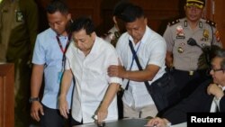 Mantan Ketua DPR RI Setya Novanto tampak dibawa ke ruang sidang pengadilan di Jakarta, Rabu 13/12. (Foto: Antara/Wahyu Putro) 