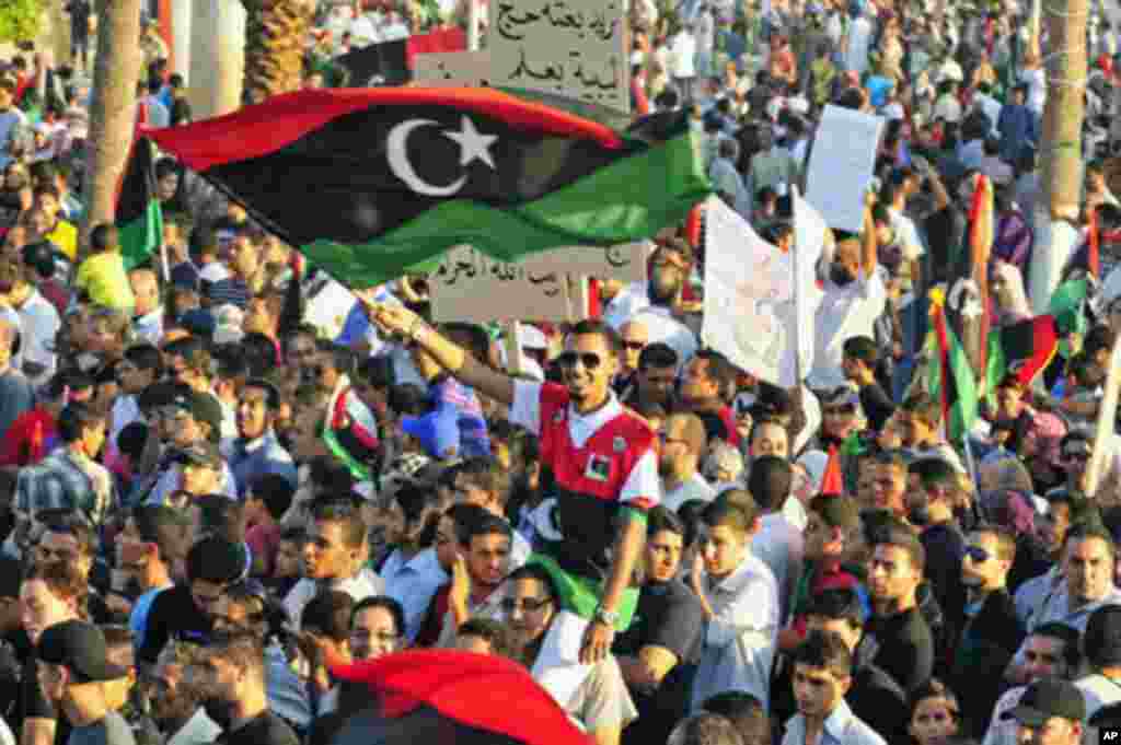 د لېبیا پخوانی واکمن معمرقذافي او د هغه وژنې وروسته د لېبیا خلکوخوشحالې په عکسونو کې 