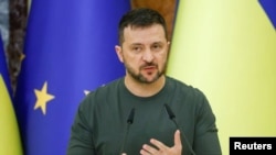 El presidente de Ucrania, Volodymyr Zelenskyy, habla en Kiev, Ucrania, el 20 de septiembre de 2024. La propaganda del Kremlin ha difundido historias falsas sobre Zelenskyy comprando yates y preparándose para huir de su país hacia Estados Unidos. [Foto: Archivo/Reuters].
