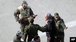 Soldats égyptiens interviennent alors que les manifestants anti-gouvernementaux arrêter un adversaire lors de la poursuite des manifestations dans le centre de la place Tahrir , le 3 Février , 2011. pHOTO ap