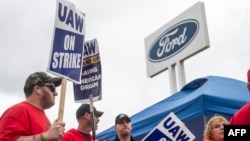 Miembros del piquete del United Auto Workers (UAW) frente a la planta de ensamblaje de piezas de Michigan en Wayne, Michigan, el 26 de septiembre de 2023.