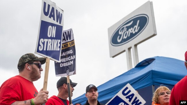 Miembros del piquete del United Auto Workers (UAW) frente a la planta de ensamblaje de piezas de Michigan en Wayne, Michigan, el 26 de septiembre de 2023.