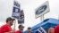 Miembros del piquete del United Auto Workers (UAW) frente a la planta de ensamblaje de piezas de Michigan en Wayne, Michigan, el 26 de septiembre de 2023.