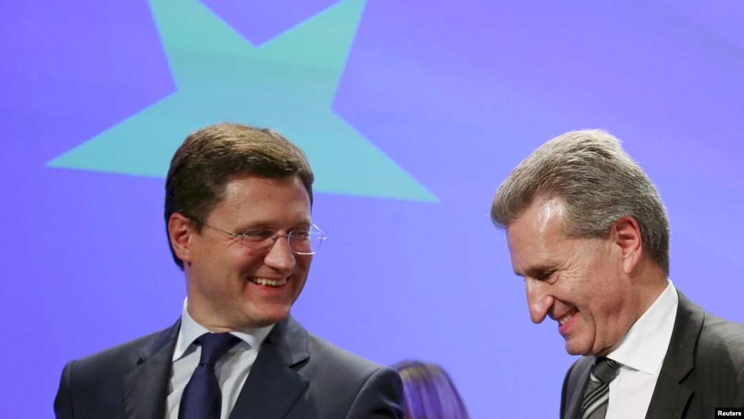 Menteri Energi Rusia Alexander Novak (kiri) dan Komisioner Energi Uni Eropa, Guenther Oettinger (R) dalam pertemuan di Brussels (30/10). (Reuters/Francois Lenoir)