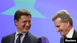 El ministro de Energía ruso Alexander Novak junto al comisionado de energia europeo Guenther Oettinger.