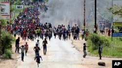 Vanhu vachiratidzira muHarare. VaNgarivhume vanoti vanotarisira kuratidzira murunyararo.