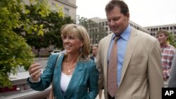 Roger Clemens tras ser absuelto, cuando salía con su esposa del tribunal en Washington.