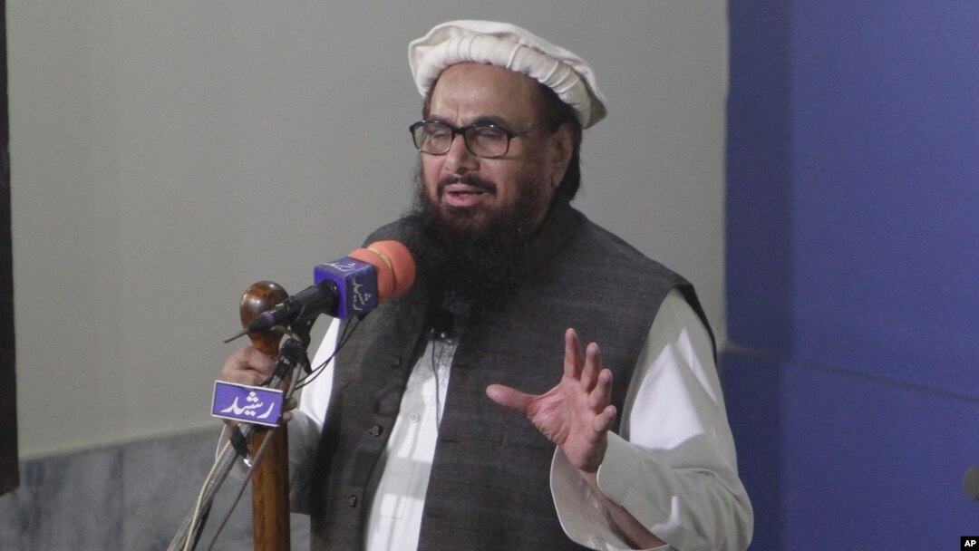 Hafiz Saeed, ketua partai Jamaat-ud-Dawa, memberikan khutbah Jumat di Lahore, Pakistan (24/11). 
