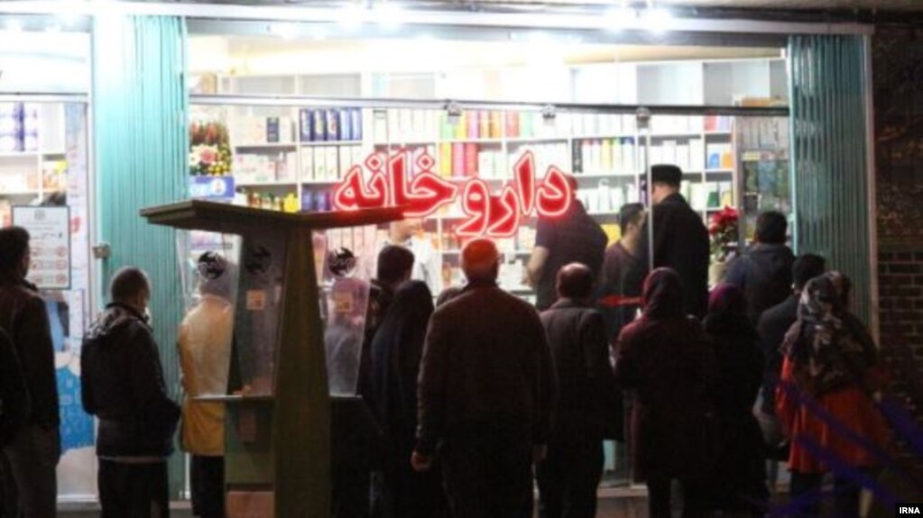 صف متقاضیان دارو مقابل یک داروخانه در ایران