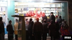 صف متقاضیان دارو مقابل یک داروخانه در ایران