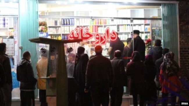 آرشیو - صف متقاضیان دارو مقابل یک داروخانه در ایران