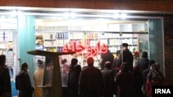 صف متقاضیان دارو مقابل یک داروخانه در ایران. آرشیو